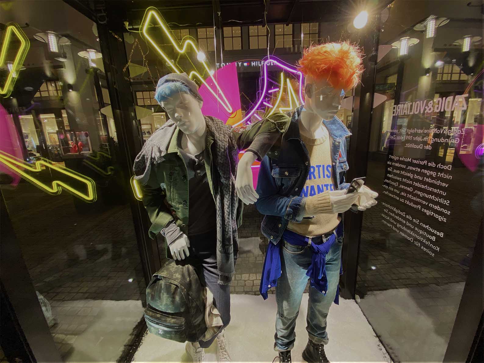 Diseño de escaparate creado por José Luis Fernández Ledesma, experto en Window Display Design y Visual Merchandising. Proyecto enfocado en [tema específico, como moda, cultura, marketing o retail], destacando la creatividad, el storytelling visual y la estrategia detrás del diseño. Una muestra del equilibrio entre estética, funcionalidad y tendencias contemporáneas.