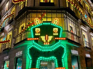 Imagen de la fachada de Loewe en la campaña navideña 2025 creatividad y escaparatismo.