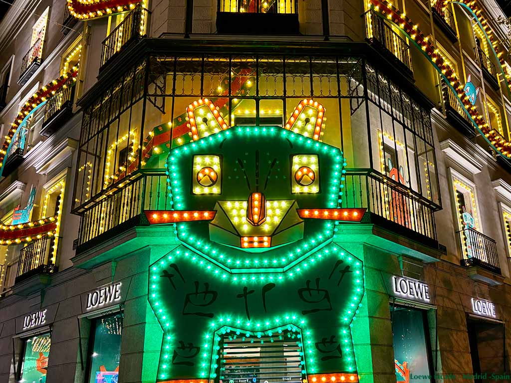 Imagen de la fachada de Loewe en la campaña navideña 2025 creatividad y escaparatismo.