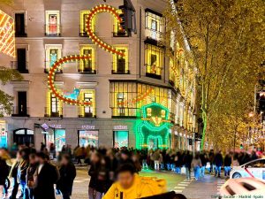 Imagen de la fachada de Loewe en la campaña navideña 2025 creatividad y escaparatismo.