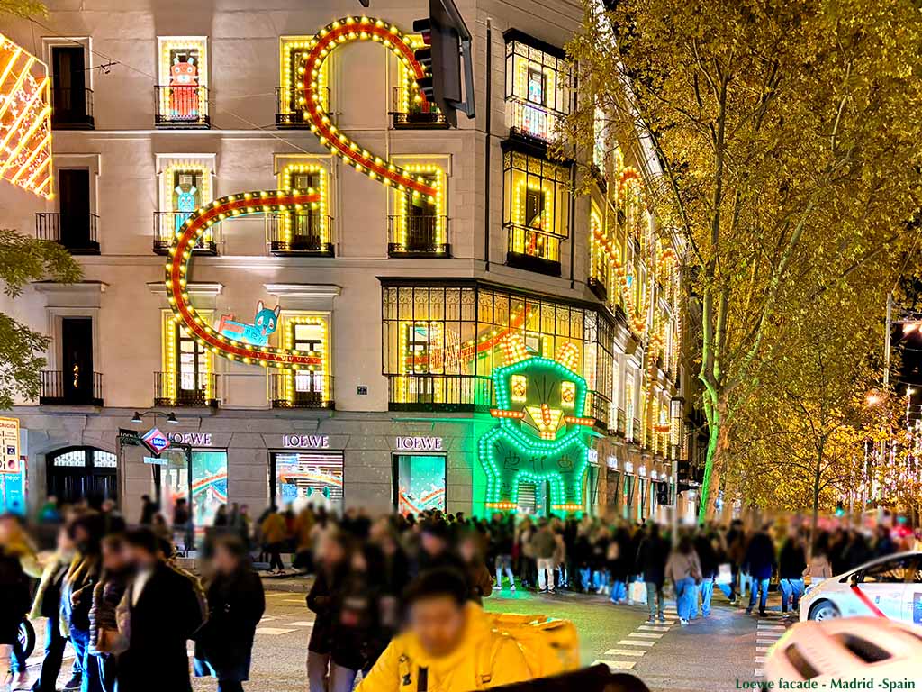 Imagen de la fachada de Loewe en la campaña navideña 2025 creatividad y escaparatismo.