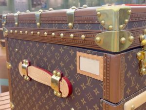 Detalle de baúl Louis Vuitton – artesanía de lujo, destacado en joseluismledesma.com