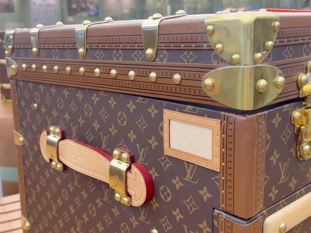 Detalle de baúl Louis Vuitton – artesanía de lujo, destacado en joseluismledesma.com
